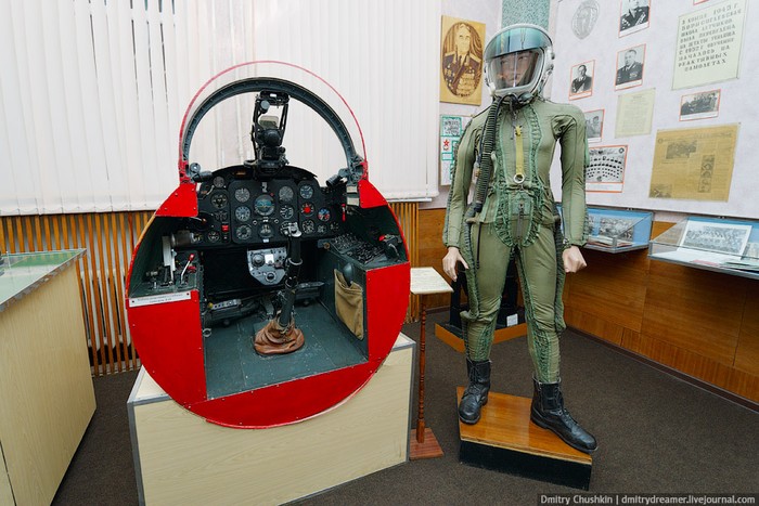 Mô hình buồng lái và phi công Liên Xô